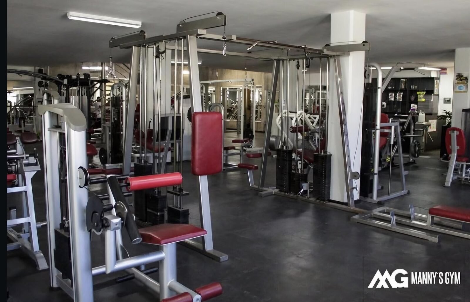 Zona de poleas y funcional en Manny's Gym, Guadalupe, Zacatecas